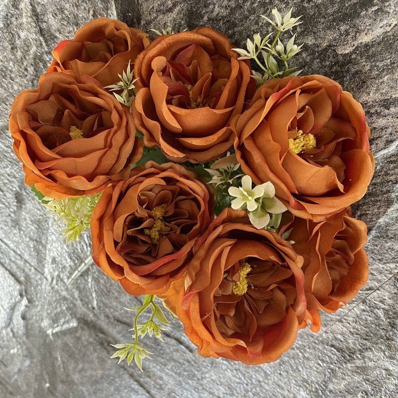 The artificial flowers are Garden Rose, made of fabric cloth, and available in 15 colors. Artificial rose flowers are used for wedding decoration and party decoration. Leafhometrade specializes in providing wholesale custom artificial flowers.