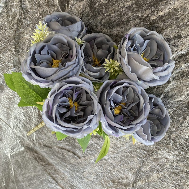 The artificial flowers are Garden Rose, made of fabric cloth, and available in 15 colors. Artificial rose flowers are used for wedding decoration and party decoration. Leafhometrade specializes in providing wholesale custom artificial flowers.