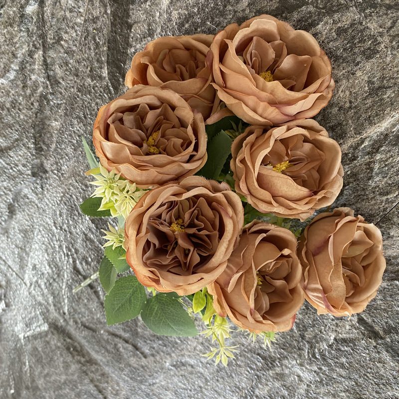 The artificial flowers are Garden Rose, made of fabric cloth, and available in 15 colors. Artificial rose flowers are used for wedding decoration and party decoration. Leafhometrade specializes in providing wholesale custom artificial flowers.