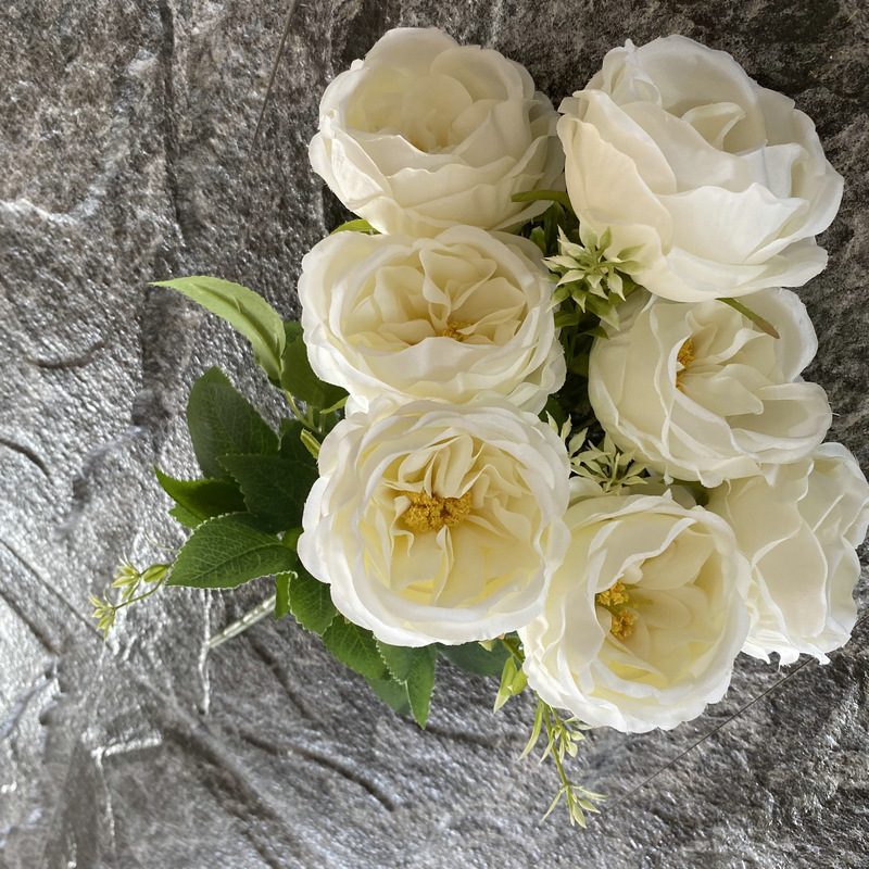 The artificial flowers are Garden Rose, made of fabric cloth, and available in 15 colors. Artificial rose flowers are used for wedding decoration and party decoration. Leafhometrade specializes in providing wholesale custom artificial flowers.