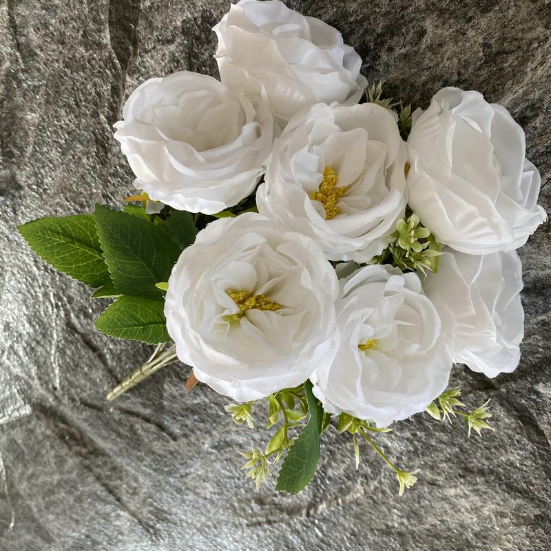 The artificial flowers are Garden Rose, made of fabric cloth, and available in 15 colors. Artificial rose flowers are used for wedding decoration and party decoration. Leafhometrade specializes in providing wholesale custom artificial flowers.