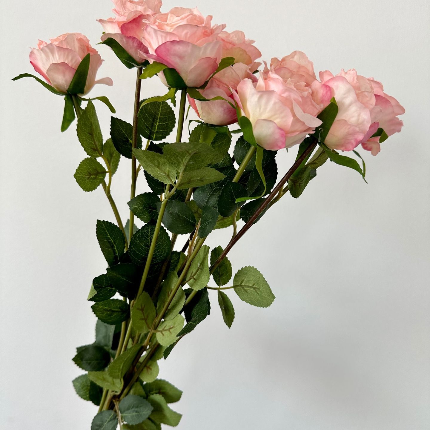 Decorative flowers artificial flowers are Garden Rose made of fabric cloth, available in 8 colors. Artificial rose flowers are used for home decoration and event decorations. Leafhometrade specializes in providing wholesale custom artificial flower arrangements.