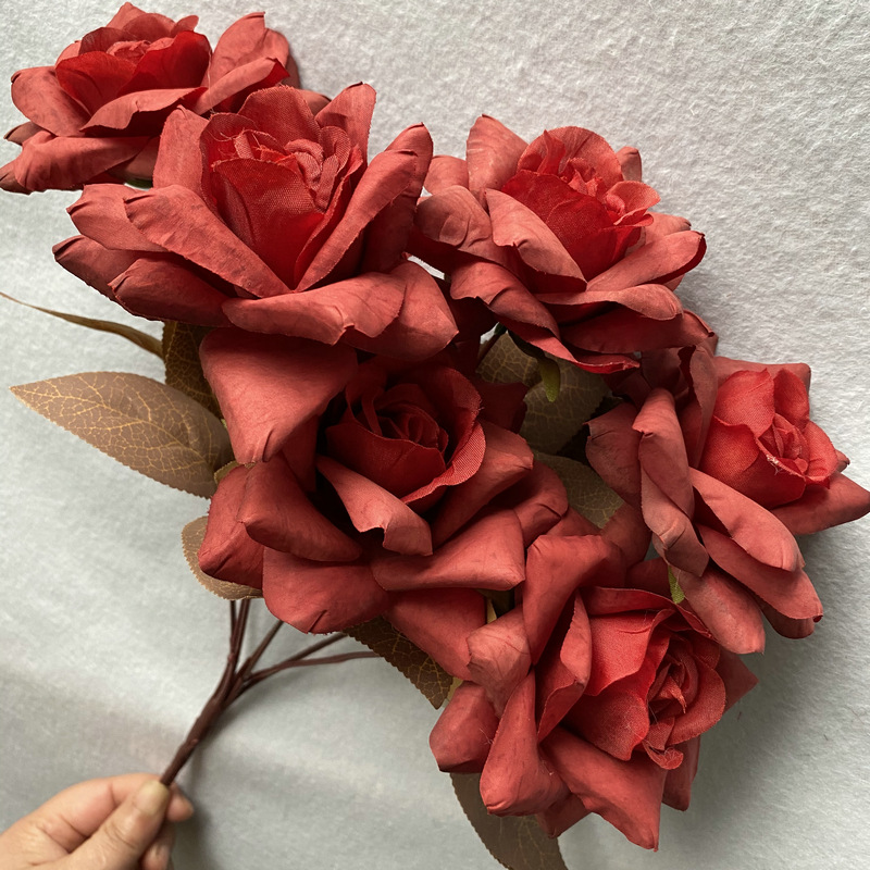 7 heads rose bouquet is a hybrid tea rose, made of silk cloth and has 10 colors to choose from. Artificial roses are used in home decoration and photography layout props. Leafhometrade specializes in providing wholesale customized artificial plants.