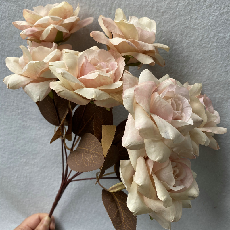 7 heads rose bouquet is a hybrid tea rose, made of silk cloth and has 10 colors to choose from. Artificial roses are used in home decoration and photography layout props. Leafhometrade specializes in providing wholesale customized artificial plants.