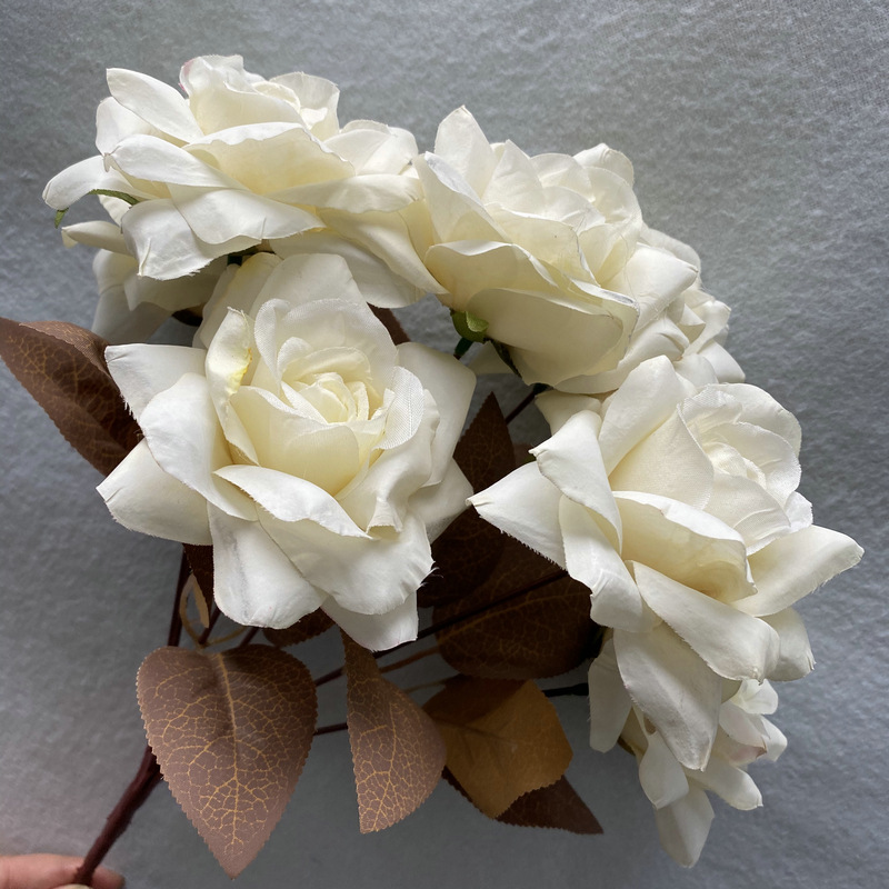 7 heads rose bouquet is a hybrid tea rose, made of silk cloth and has 10 colors to choose from. Artificial roses are used in home decoration and photography layout props. Leafhometrade specializes in providing wholesale customized artificial plants.