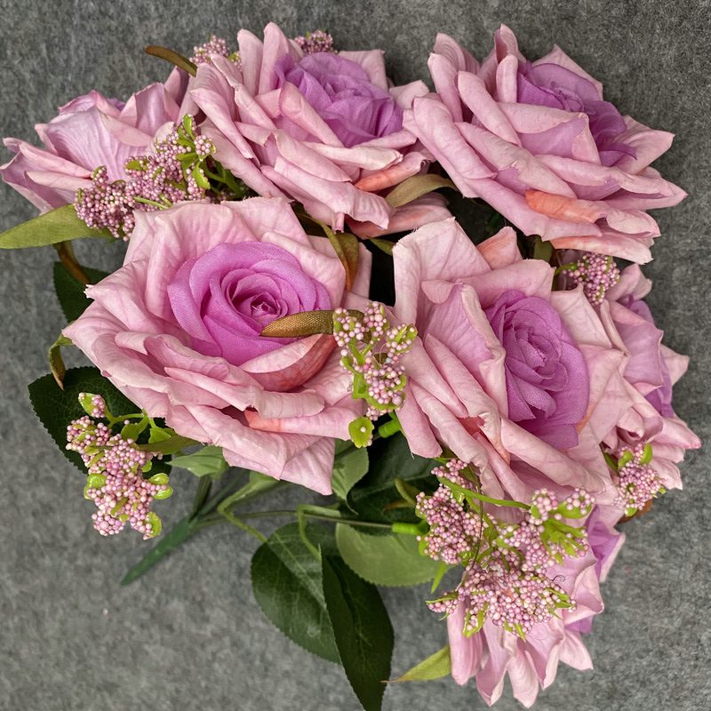 7 heads rose bouquet is a hybrid tea rose, made of laminated pleated cloth and has 19 colors to choose from. Artificial roses are used in interior living room decoration and wedding decoration flowers. Leafhometrade specializes in providing wholesale customized artificial plants.