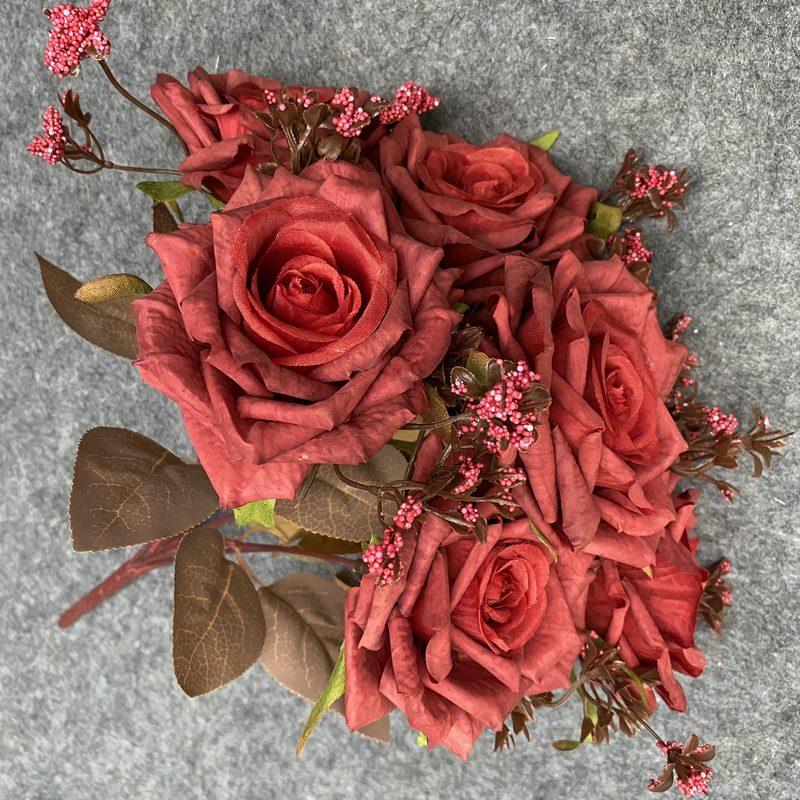 7 heads rose bouquet is a hybrid tea rose, made of laminated pleated cloth and has 19 colors to choose from. Artificial roses are used in interior living room decoration and wedding decoration flowers. Leafhometrade specializes in providing wholesale customized artificial plants.