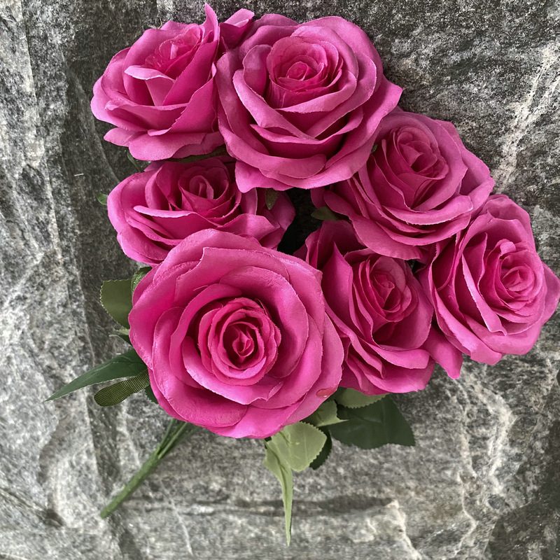 7 heads rose bouquet is a hybrid tea rose, made of silk cloth and has 29 colors to choose from. Artificial roses are used in plant wall and arch decoration. Leafhometrade specializes in providing wholesale customized artificial plants.