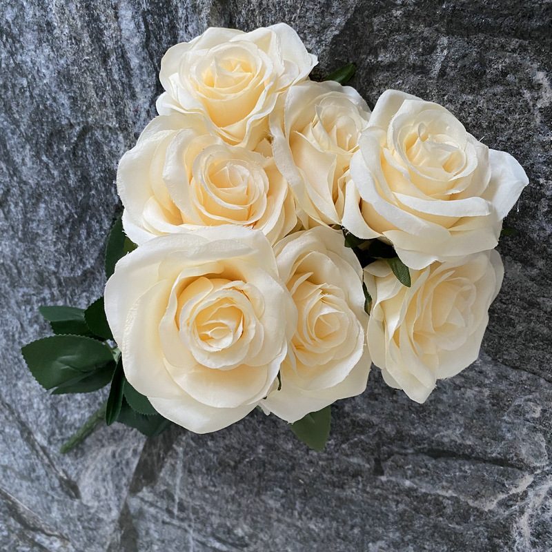 7 heads rose bouquet is a hybrid tea rose, made of silk cloth and has 29 colors to choose from. Artificial roses are used in plant wall and arch decoration. Leafhometrade specializes in providing wholesale customized artificial plants.