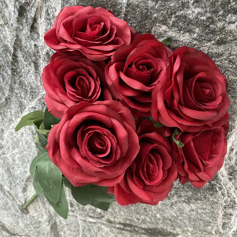 7 heads rose bouquet is a hybrid tea rose, made of silk cloth and has 29 colors to choose from. Artificial roses are used in plant wall and arch decoration. Leafhometrade specializes in providing wholesale customized artificial plants.