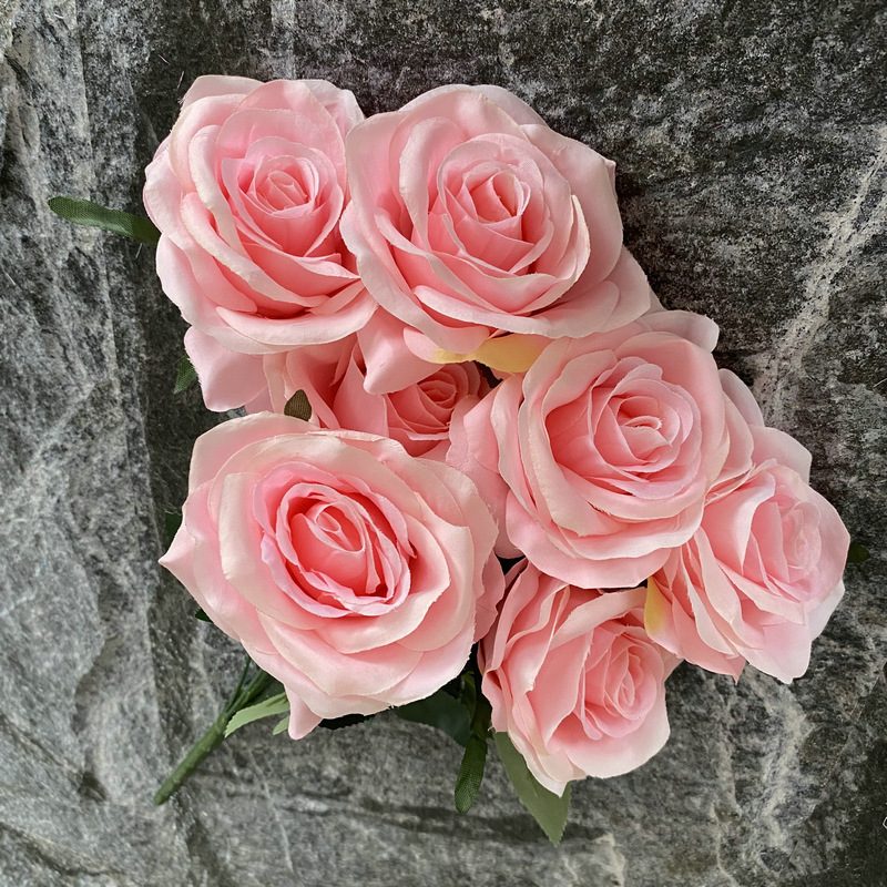 7 heads rose bouquet is a hybrid tea rose, made of silk cloth and has 29 colors to choose from. Artificial roses are used in plant wall and arch decoration. Leafhometrade specializes in providing wholesale customized artificial plants.