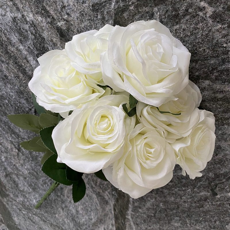 7 heads rose bouquet is a hybrid tea rose, made of silk cloth and has 29 colors to choose from. Artificial roses are used in plant wall and arch decoration. Leafhometrade specializes in providing wholesale customized artificial plants.