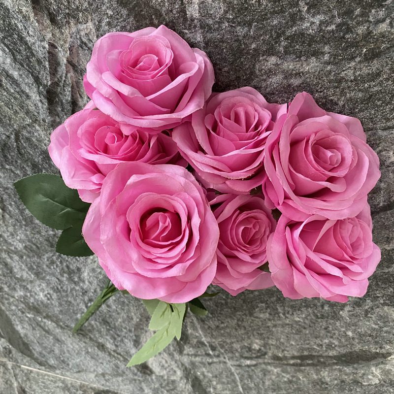 7 heads rose bouquet is a hybrid tea rose, made of silk cloth and has 29 colors to choose from. Artificial roses are used in plant wall and arch decoration. Leafhometrade specializes in providing wholesale customized artificial plants.