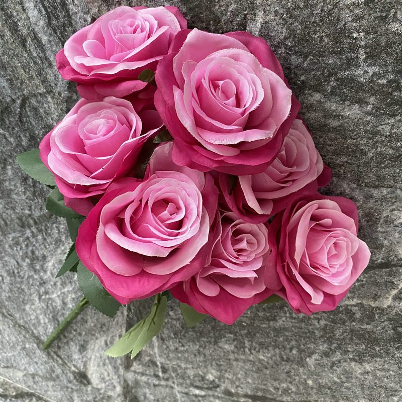 7 heads rose bouquet is a hybrid tea rose, made of silk cloth and has 29 colors to choose from. Artificial roses are used in plant wall and arch decoration. Leafhometrade specializes in providing wholesale customized artificial plants.