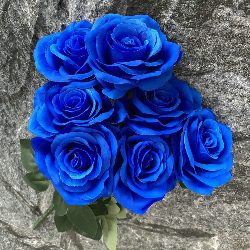 7 heads rose bouquet is a hybrid tea rose, made of silk cloth and has 29 colors to choose from. Artificial roses are used in plant wall and arch decoration. Leafhometrade specializes in providing wholesale customized artificial plants.