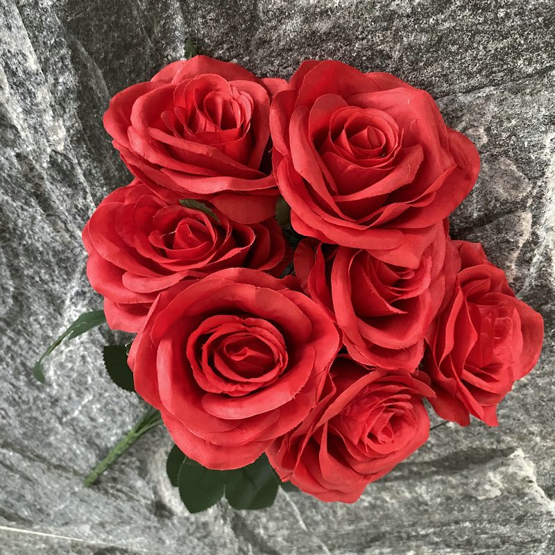 7 heads rose bouquet is a hybrid tea rose, made of silk cloth and has 29 colors to choose from. Artificial roses are used in plant wall and arch decoration. Leafhometrade specializes in providing wholesale customized artificial plants.