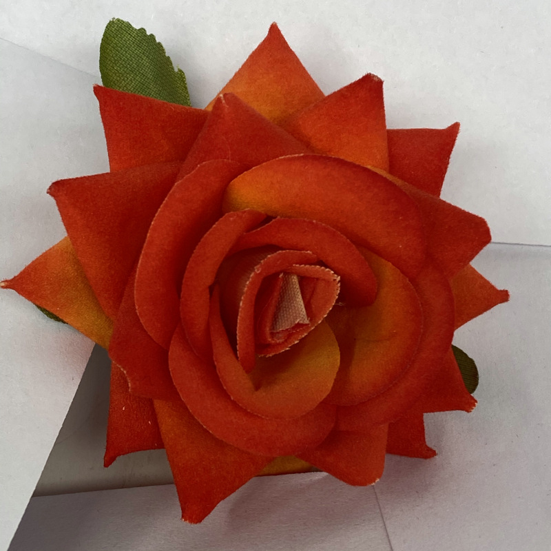 Rose flower head made of Flannel cloth, and has 12 colors to choose from. Fake rose flower head are used in hall decoration and photography layout props. Leafhometrade specializes in providing wholesale customized faux plants.