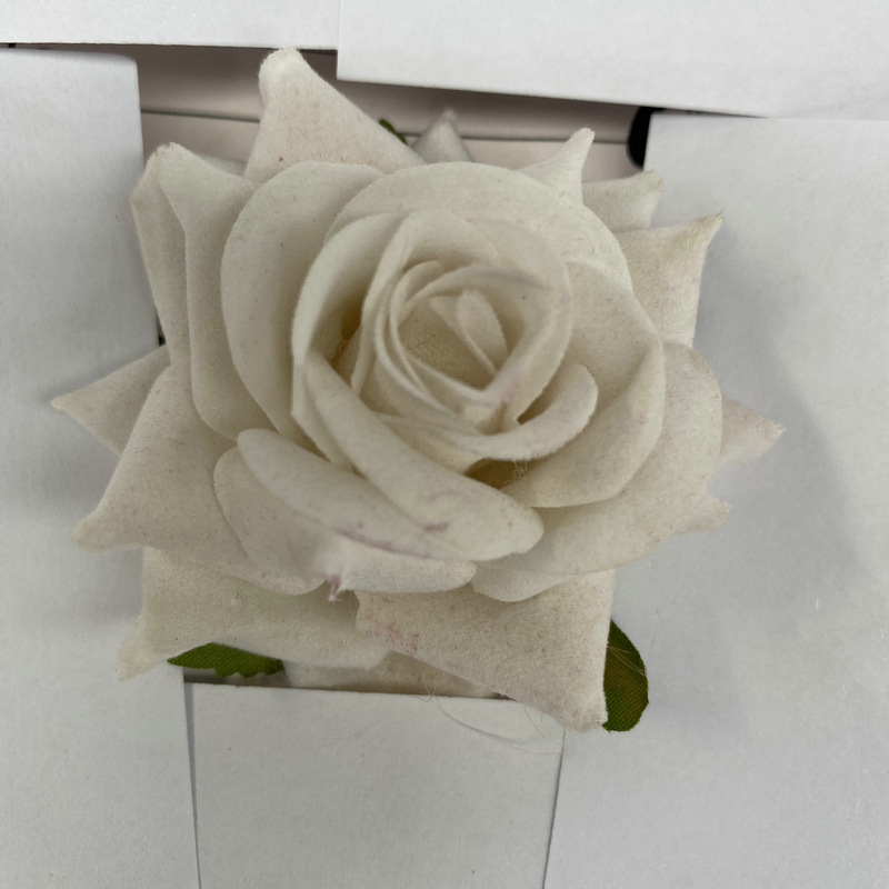 Rose flower head made of Flannel cloth, and has 12 colors to choose from. Fake rose flower head are used in hall decoration and photography layout props. Leafhometrade specializes in providing wholesale customized faux plants.