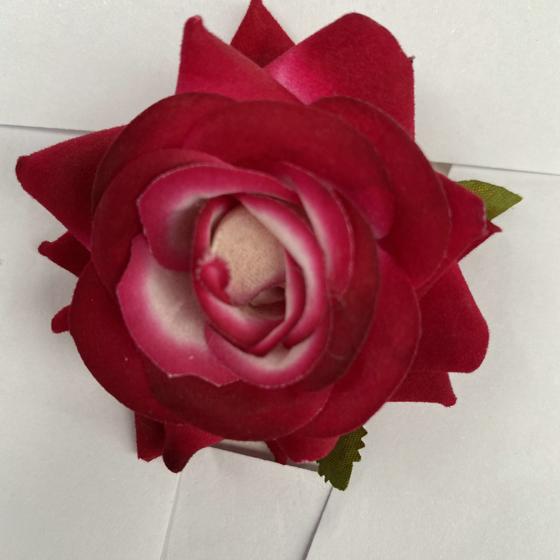 Rose flower head made of Flannel cloth, and has 12 colors to choose from. Fake rose flower head are used in hall decoration and photography layout props. Leafhometrade specializes in providing wholesale customized faux plants.