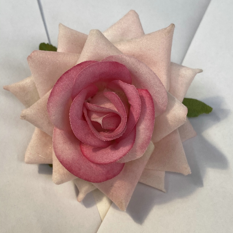 Rose flower head made of Flannel cloth, and has 12 colors to choose from. Fake rose flower head are used in hall decoration and photography layout props. Leafhometrade specializes in providing wholesale customized faux plants.