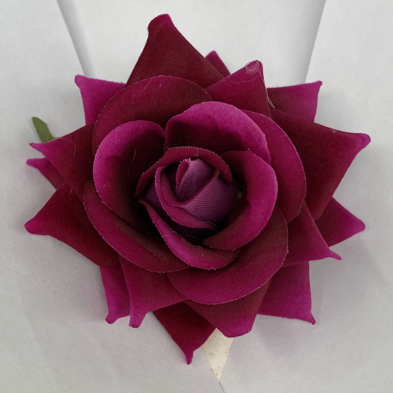 Rose flower head made of Flannel cloth, and has 12 colors to choose from. Fake rose flower head are used in hall decoration and photography layout props. Leafhometrade specializes in providing wholesale customized faux plants.