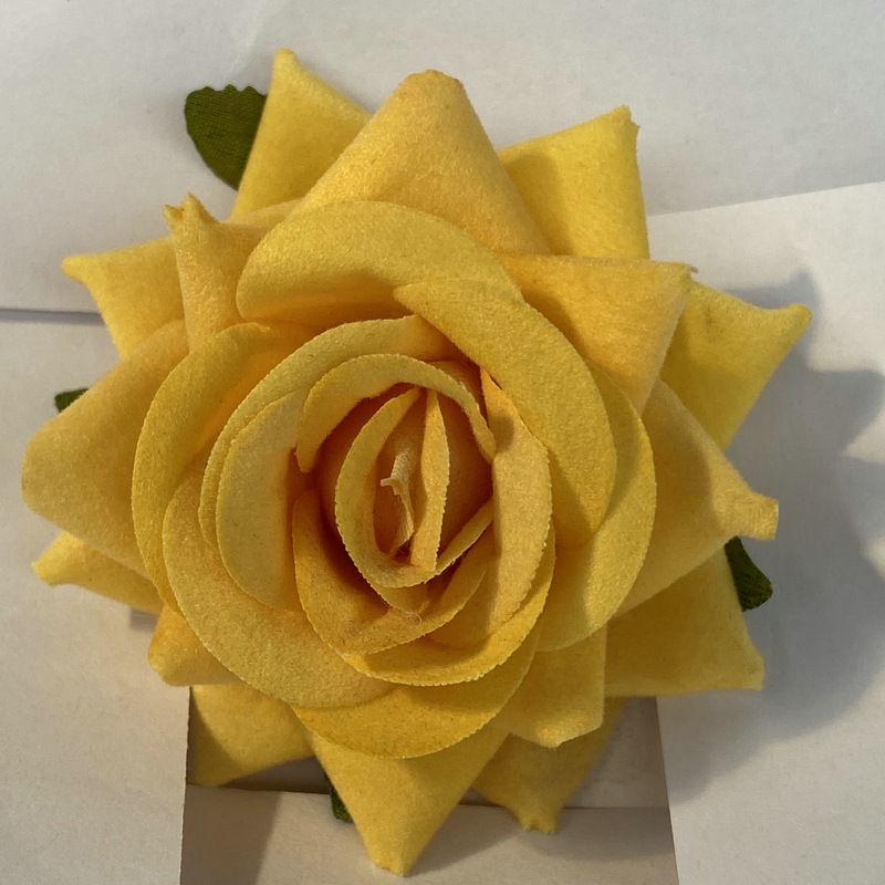 Rose flower head made of Flannel cloth, and has 12 colors to choose from. Fake rose flower head are used in hall decoration and photography layout props. Leafhometrade specializes in providing wholesale customized faux plants.