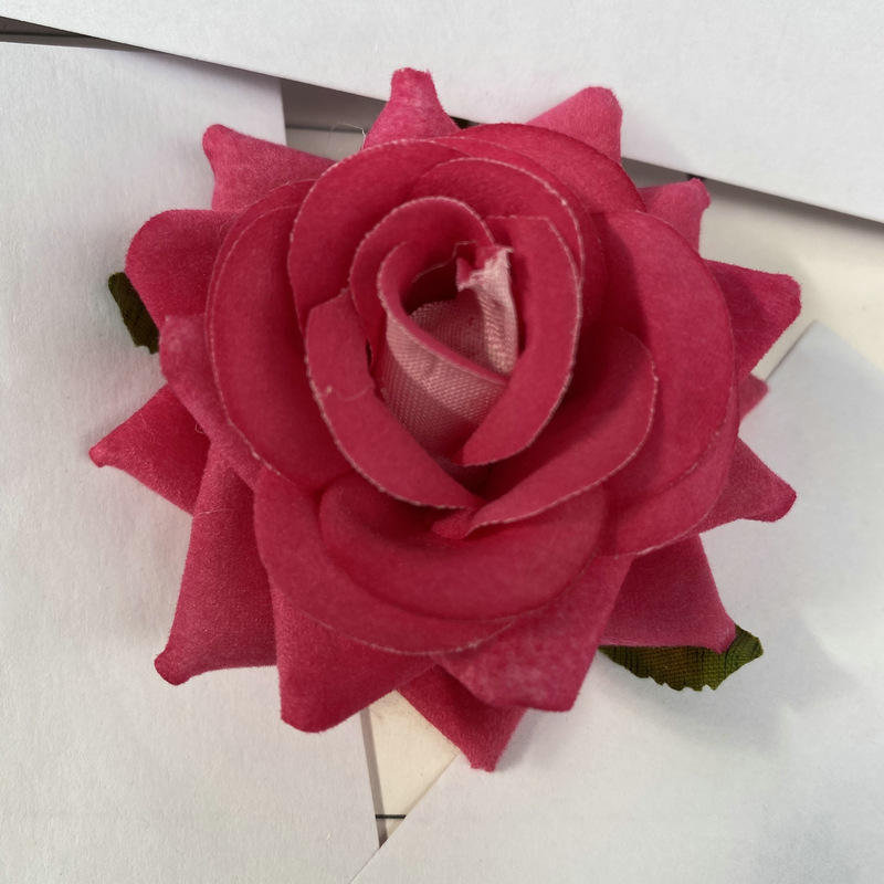 Rose flower head made of Flannel cloth, and has 12 colors to choose from. Fake rose flower head are used in hall decoration and photography layout props. Leafhometrade specializes in providing wholesale customized faux plants.