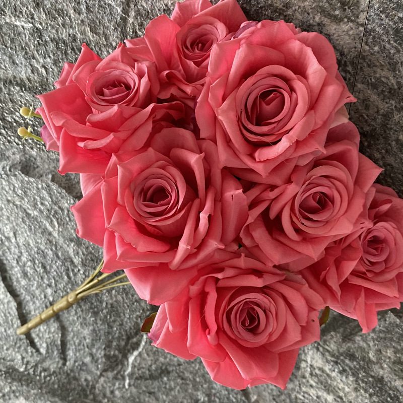 7 heads rose bouquet is a hybrid tea rose, made of velvet cloth and has 17 colors to choose from. Artificial roses are used in home decoration and photography layout props. Leafhometrade specializes in providing wholesale customized artificial plants.