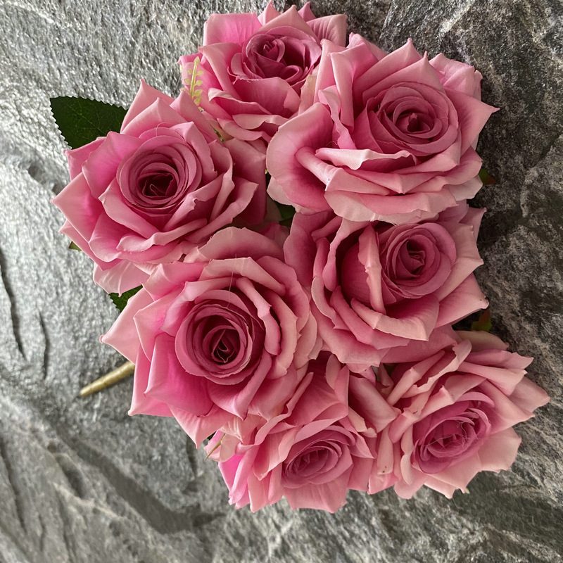 7 heads rose bouquet is a hybrid tea rose, made of velvet cloth and has 17 colors to choose from. Artificial roses are used in home decoration and photography layout props. Leafhometrade specializes in providing wholesale customized artificial plants.