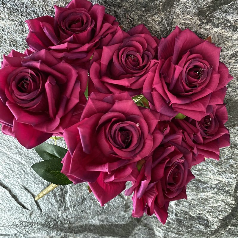 7 heads rose bouquet is a hybrid tea rose, made of velvet cloth and has 17 colors to choose from. Artificial roses are used in home decoration and photography layout props. Leafhometrade specializes in providing wholesale customized artificial plants.