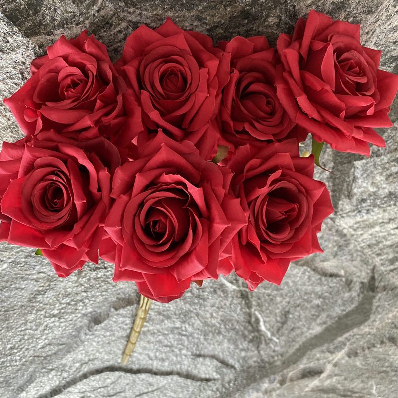 7 heads rose bouquet is a hybrid tea rose, made of velvet cloth and has 17 colors to choose from. Artificial roses are used in home decoration and photography layout props. Leafhometrade specializes in providing wholesale customized artificial plants.