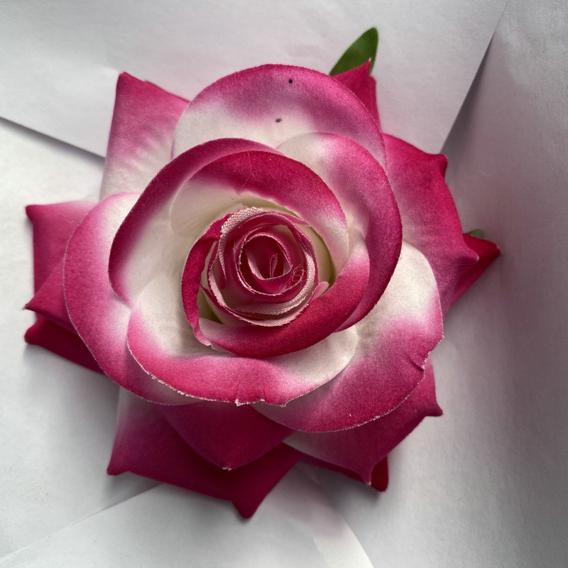 Rose flower head made of Flannel cloth, and has 10 colors to choose from. Fake rose flower head are used in wedding decoration and photography layout props. Leafhometrade specializes in providing wholesale customized faux plants.