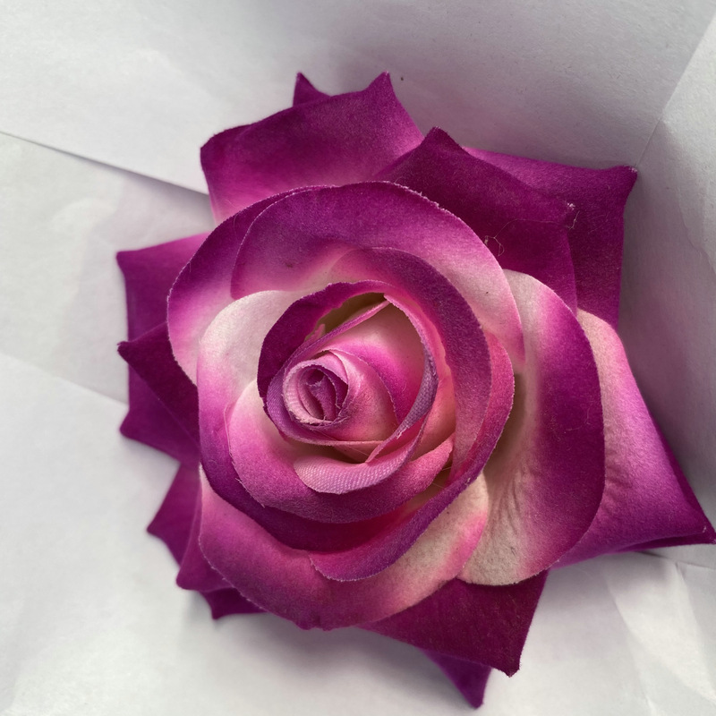 Rose flower head made of Flannel cloth, and has 10 colors to choose from. Fake rose flower head are used in wedding decoration and photography layout props. Leafhometrade specializes in providing wholesale customized faux plants.