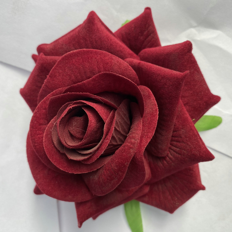 Rose flower head made of Flannel cloth, and has 10 colors to choose from. Fake rose flower head are used in wedding decoration and photography layout props. Leafhometrade specializes in providing wholesale customized faux plants.