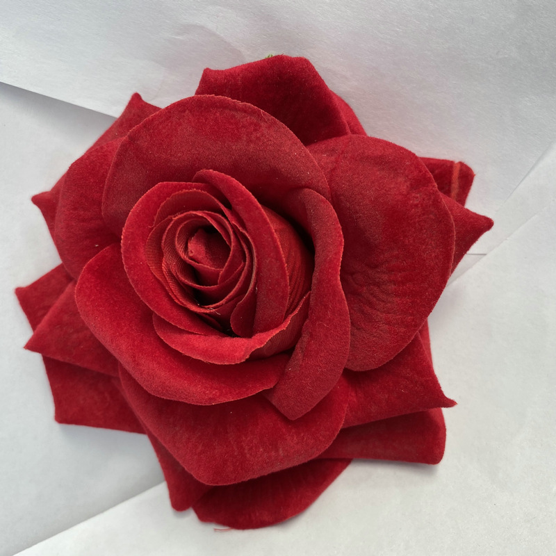 Rose flower head made of Flannel cloth, and has 10 colors to choose from. Fake rose flower head are used in wedding decoration and photography layout props. Leafhometrade specializes in providing wholesale customized faux plants.