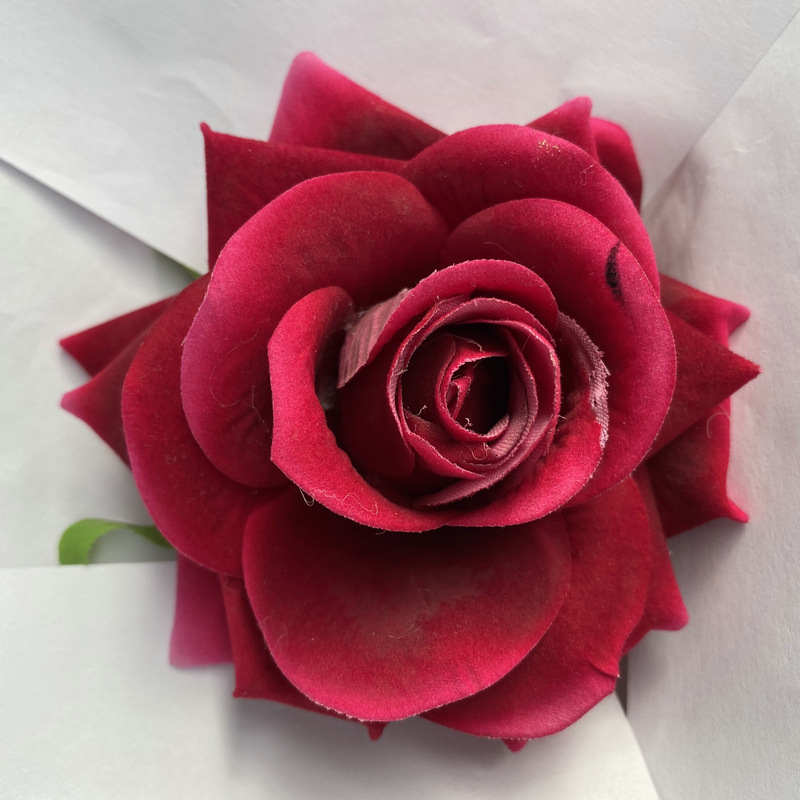 Rose flower head made of Flannel cloth, and has 10 colors to choose from. Fake rose flower head are used in wedding decoration and photography layout props. Leafhometrade specializes in providing wholesale customized faux plants.