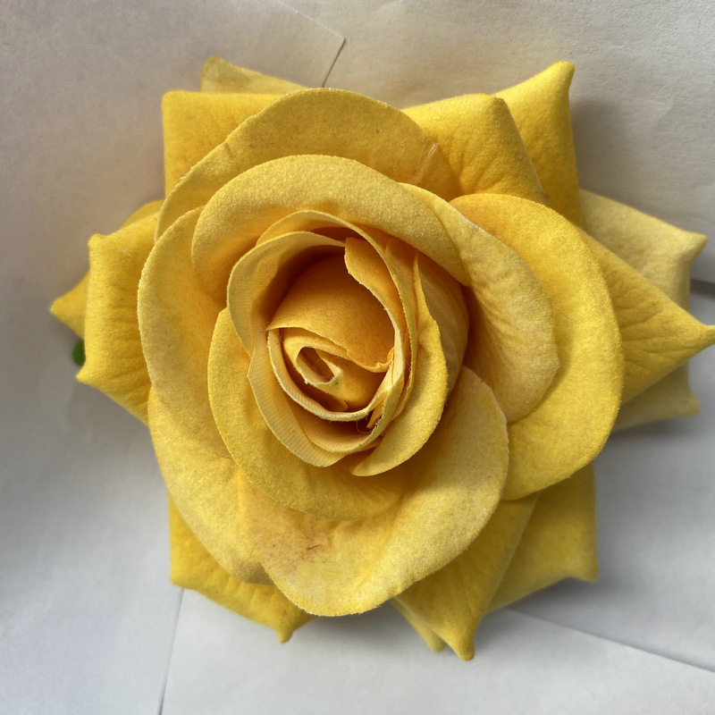 Rose flower head made of Flannel cloth, and has 10 colors to choose from. Fake rose flower head are used in wedding decoration and photography layout props. Leafhometrade specializes in providing wholesale customized faux plants.