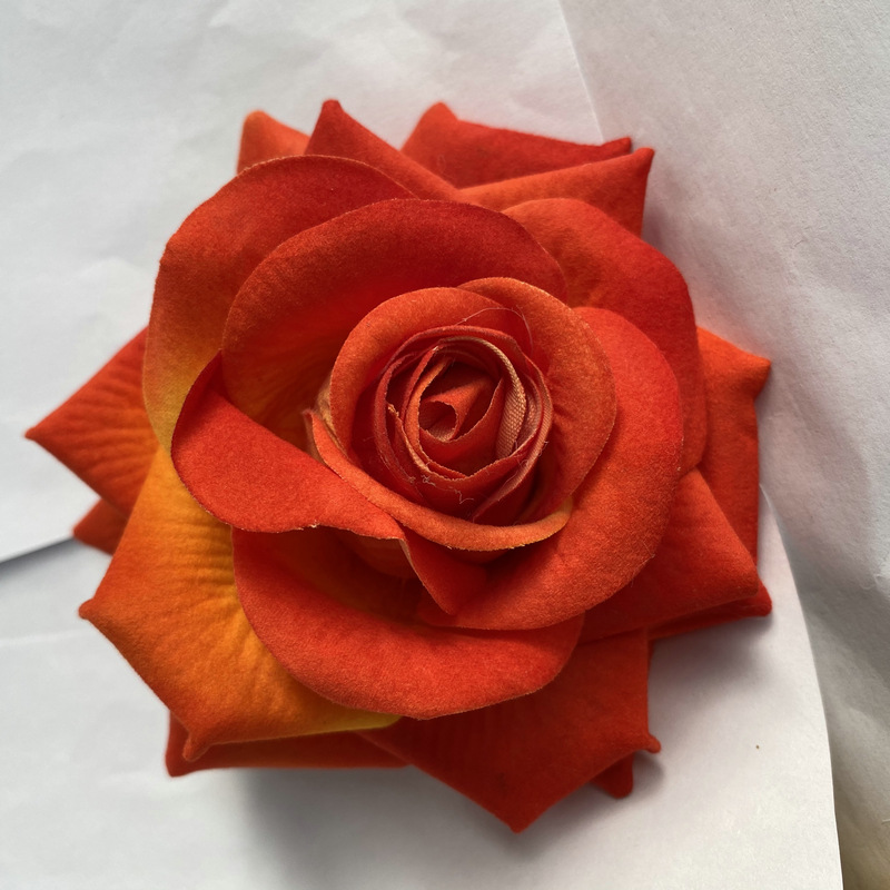 Rose flower head made of Flannel cloth, and has 10 colors to choose from. Fake rose flower head are used in wedding decoration and photography layout props. Leafhometrade specializes in providing wholesale customized faux plants.