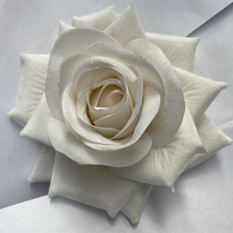 Rose flower head made of Flannel cloth, and has 10 colors to choose from. Fake rose flower head are used in wedding decoration and photography layout props. Leafhometrade specializes in providing wholesale customized faux plants.