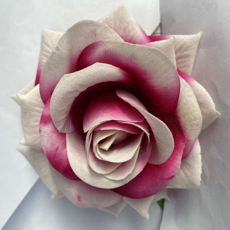 Rose flower head made of Flannel cloth, and has 10 colors to choose from. Fake rose flower head are used in wedding decoration and photography layout props. Leafhometrade specializes in providing wholesale customized faux plants.