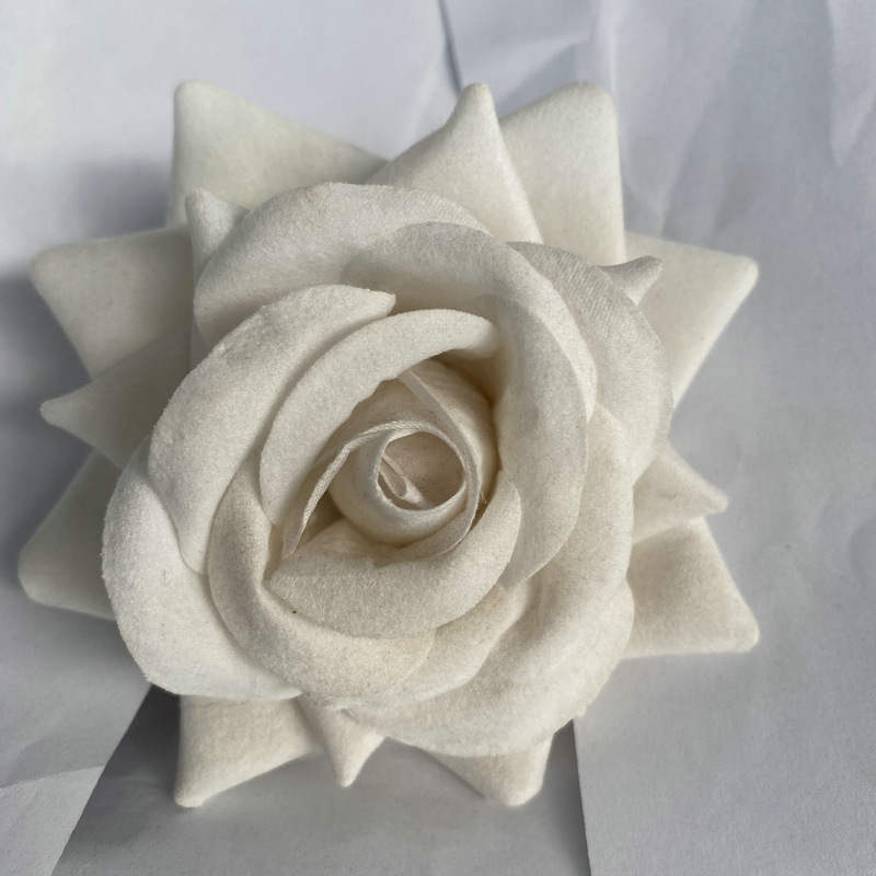 Rose flower head made of Flannel cloth, and has 11 colors to choose from. Fake rose flower head are used in holiday party and Wedding decoration. Leafhometrade specializes in providing wholesale customized artificial plants.