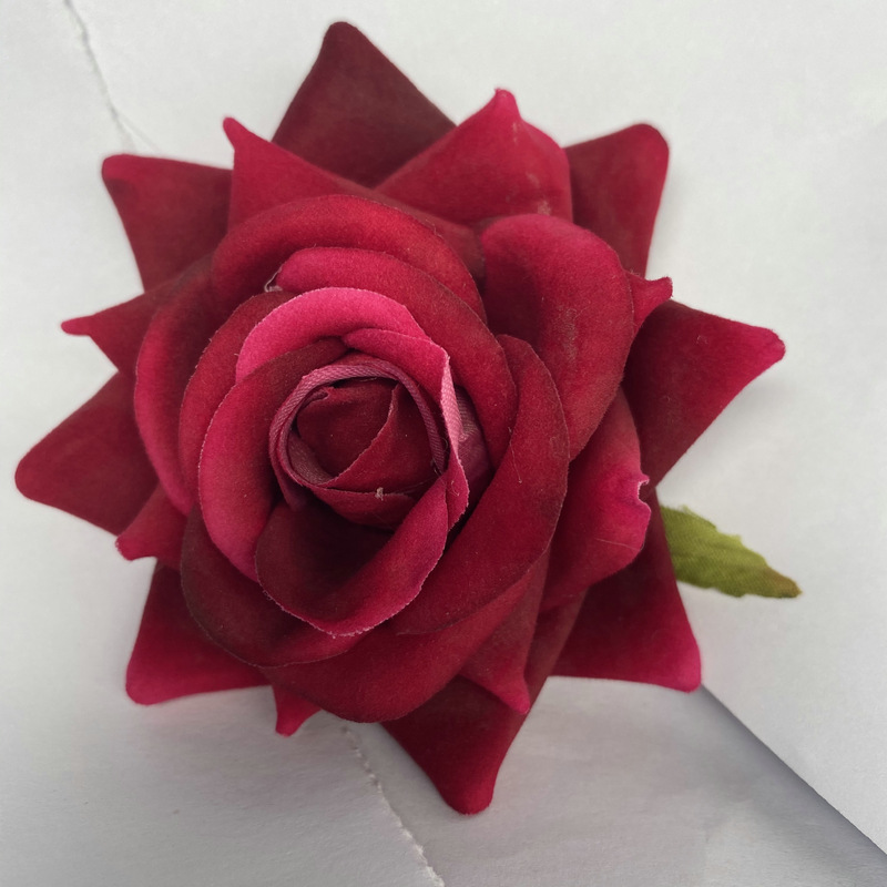 Rose flower head made of Flannel cloth, and has 11 colors to choose from. Fake rose flower head are used in holiday party and Wedding decoration. Leafhometrade specializes in providing wholesale customized artificial plants.