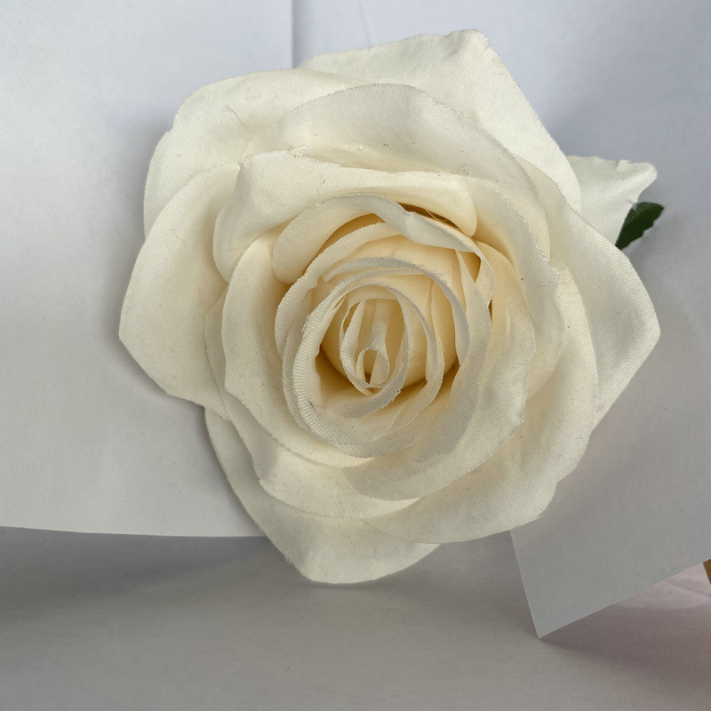 Rose flower head made of brushed cloth, and has 24 colors to choose from. Artificial rose flower head are used in holiday party, home decoration and Wedding Corsage. Leafhometrade specializes in providing wholesale customized artificial plants.