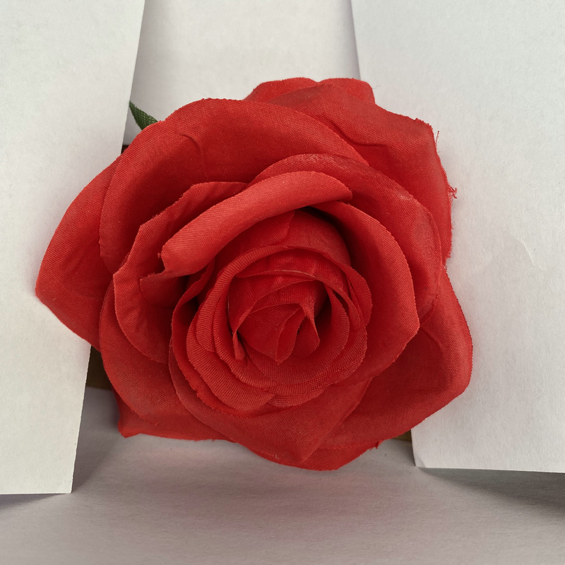 Rose flower head made of brushed cloth, and has 24 colors to choose from. Artificial rose flower head are used in holiday party, home decoration and Wedding Corsage. Leafhometrade specializes in providing wholesale customized artificial plants.