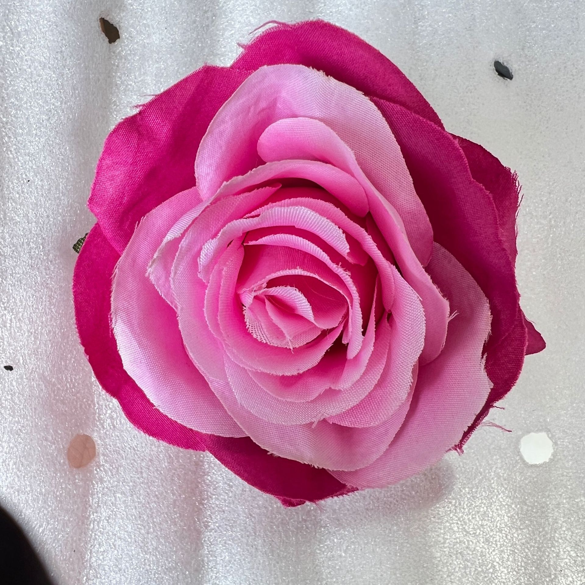 Rose flower head made of brushed cloth, and has 24 colors to choose from. Artificial rose flower head are used in holiday party, home decoration and Wedding Corsage. Leafhometrade specializes in providing wholesale customized artificial plants.