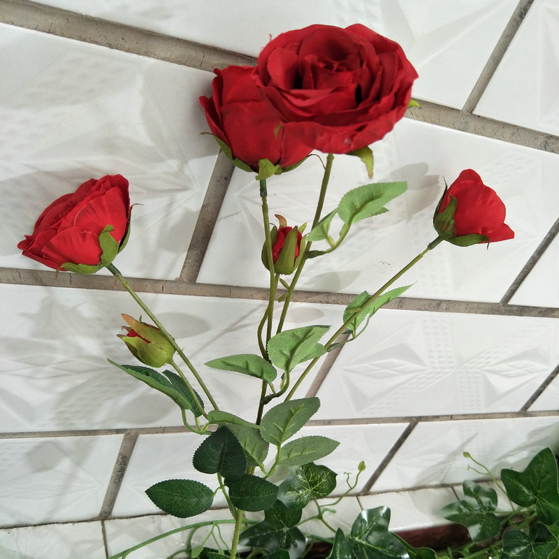 The outdoor artificial flowers are Shrub Rose, made of fabric cloth, and available in 14 colors. Artificial rose flowers are used for wedding reception decorations and party decoration. Leafhometrade specializes in providing wholesale custom artificial flowers.