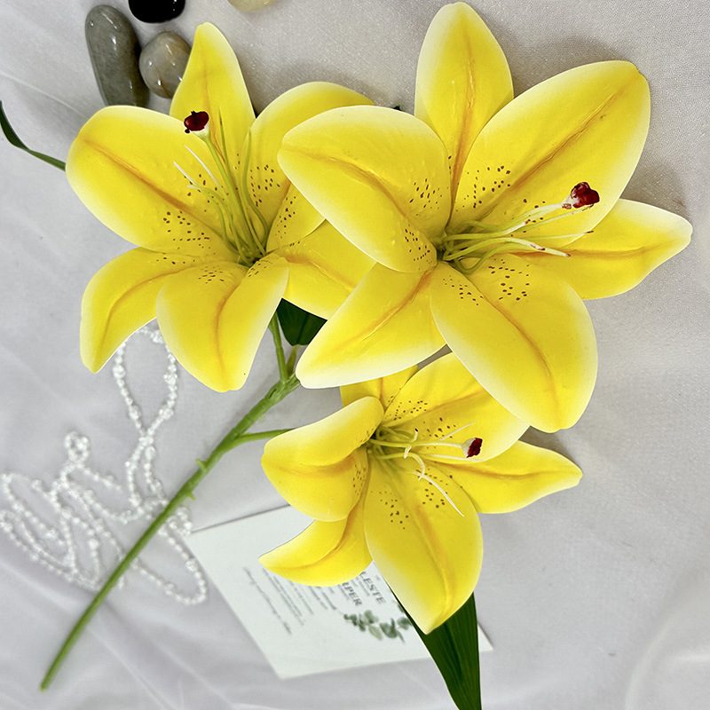 Fake lily flowers are made of 3D printing cloth, available in 10 colors. Lily artificial flowers are used for Car Decor、Exhibition、Home Decor、Hotel Decor、Office Decor. In terms of décor, the Peace Lily can be used as a focal point in a room or as a complement to other decorative elements. . Lily flower arrangement can be matched with Delphinium、Viburnum、Hydrangea、Roses、Jasmine、Celosia、Miscanthus、Zinnias、Cosmos、Branches、dahlias、button poms、Ruscus、Chrysanthemums、Grasses and greenery ect. Leafhometrade specializes in providing wholesale custom artificial plants.