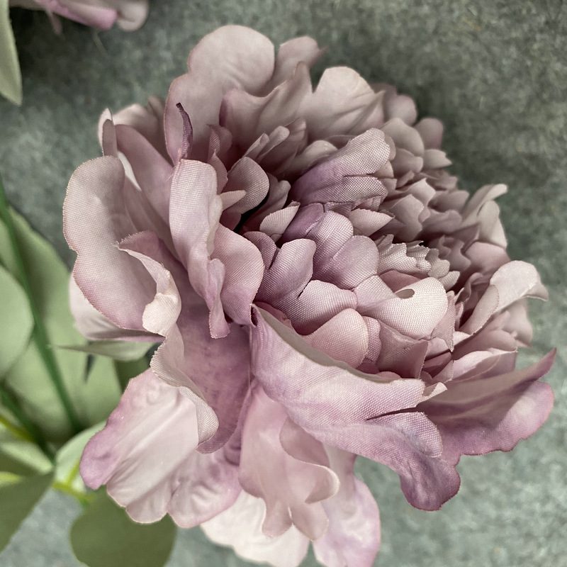 Artificial peony is made of fabric cloth and is available in 8 colors. Peony Flower Arrangement are used for wedding bouquet, party, office decoration, altar, church. Artificial peony flower arrangements can be paired with Tulips, eucalyptus leaves, hydrangeas, dahlias, roses, baby's breath, green greenery stem, etc. Leafhometrade specializes in providing wholesale custom artificial peony flowers.