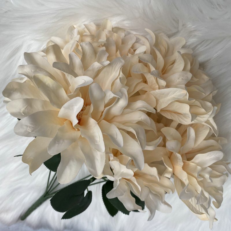 Artificial Dahlias is made of fabric cloth and is available in 9 colors. Dahlia Flower Arrangement are used for wedding decorations, hotel lobbies, parties and other ceremonies. Artificial dahlia flower arrangements can be paired with roses, hydrangeas, sunflowers, chrysanthemums, green greenery stem, etc. Leafhometrade specializes in providing wholesale custom artificial plants.