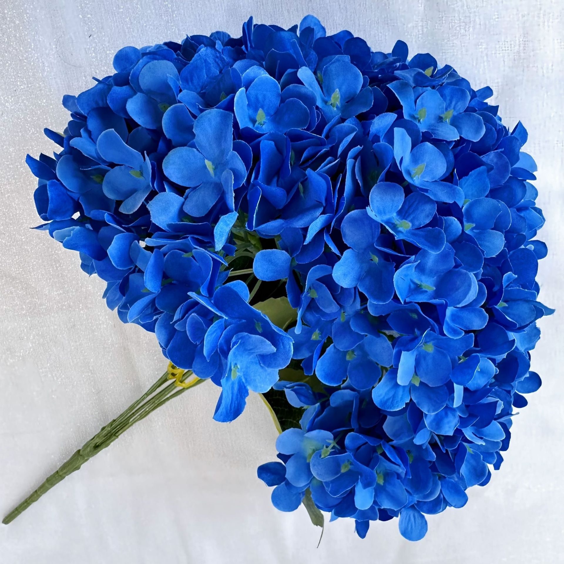 Artificial hydrangeas are made of fabric cloth, available in 17 colors. Artificial hydrangeas flowers are used for ‎Home decoration, party venue decoration, wedding venue decoration, exquisite bouquet design, flower box design, flower basket design. Hydrangea flower arrangements can be paired with delphiniums, freesias, foxgloves, greenery, bells, and more. Use hydrangeas in different colors to create a more vibrant floral arrangement for special occasions. Add some greenery to your flower arrangement to fill in the gaps and add visual interest. Use a vase or container in the same color as the hydrangeas for a more cohesive look. Leafhometrade specializes in providing wholesale custom artificial plants.